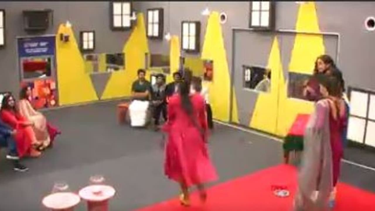 திட்டம் போட்டு அசிங்கப்படுத்த மோசமான அவார்டு கொடுத்த சாக்ஷி! தூக்கி எறிந்து கெத்து காட்டிய லாஸ்லியா..! திட்டம் போட்டு அசிங்கப்படுத்த மோசமான அவார்டு கொடுத்த சாக்ஷி! தூக்கி எறிந்து கெத்து காட்டிய லாஸ்லியா..!