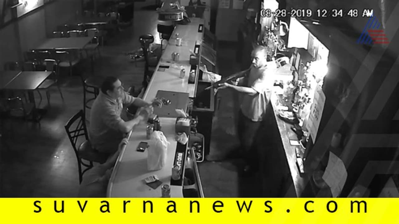 ದರೋಡೆಕೋರರು ಬಂದರೂ ಈತ ಹಾಯಾಗಿ ಸಿಗರೇಟ್‌ ಸೇದುತ್ತಿದ್ದ!