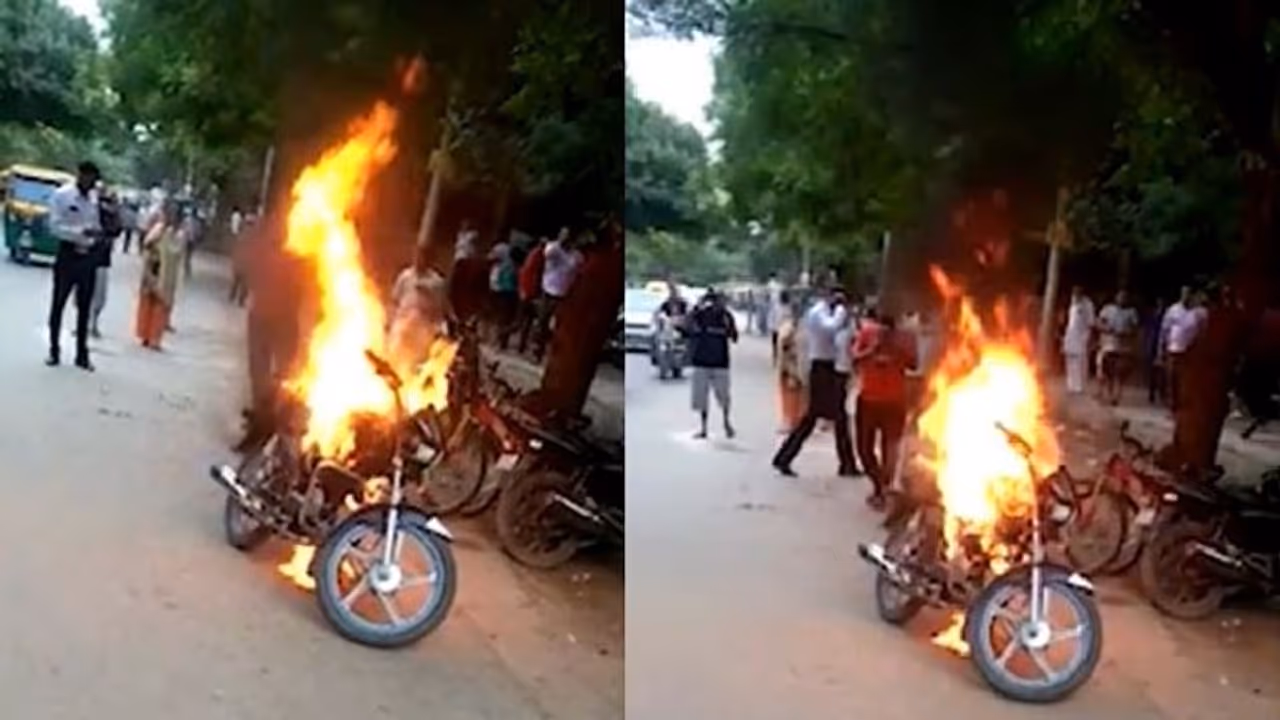 ಗಂಗಾವತಿ: ಮನೆ ಮುಂದೆ ನಿಲ್ಲಿಸಿದ್ದ ಬೈಕ್ಗೆ ಬೆಂಕಿ ಗಂಗಾವತಿ: ಮನೆ ಮುಂದೆ ನಿಲ್ಲಿಸಿದ್ದ ಬೈಕ್ಗೆ ಬೆಂಕಿ