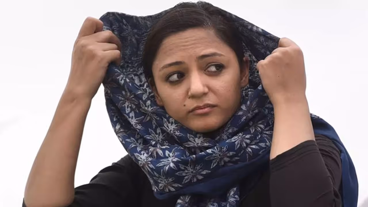 सेना के खिलाफ झूठे आरोप लगाने वाली शेहला रशीद के खिलाफ देशद्रोह का मुकदमा दर्ज
