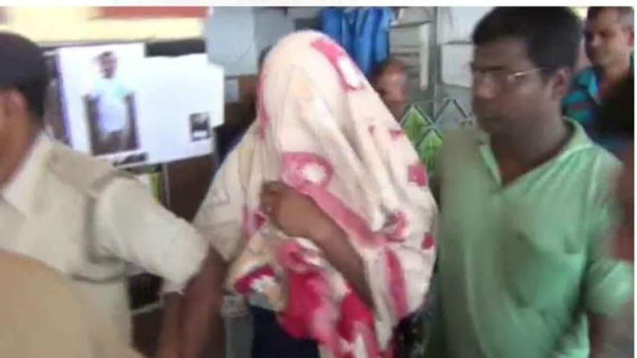 রাতের লোকাল ট্রেনে বিভীষিকা, মহিলা যাত্রীকে একা পেয়ে শ্লীলতাহানি পুলিশকর্মীর রাতের লোকাল ট্রেনে বিভীষিকা, মহিলা যাত্রীকে একা পেয়ে শ্লীলতাহানি পুলিশকর্মীর