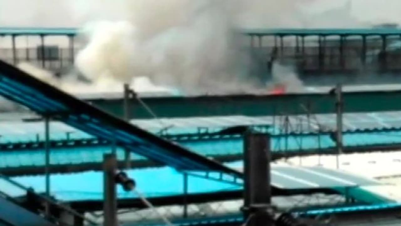 নয়া দিল্লির রেল স্টেশনে ভয়াবহ অগ্নিকাণ্ড, ঘটনাস্থলে দমকলের বিরাট বাহিনী নয়া দিল্লির রেল স্টেশনে ভয়াবহ অগ্নিকাণ্ড, ঘটনাস্থলে দমকলের বিরাট বাহিনী