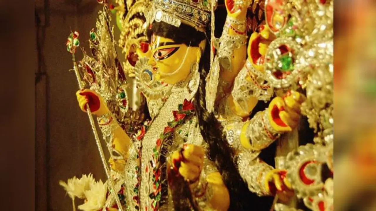 কেটে গেছে ২০০ বছর, আজও দর্জি পাড়ার মিত্র বাড়িতে পুজো হয় পুরনো রীতি মেনেই কেটে গেছে ২০০ বছর, আজও দর্জি পাড়ার মিত্র বাড়িতে পুজো হয় পুরনো রীতি মেনেই