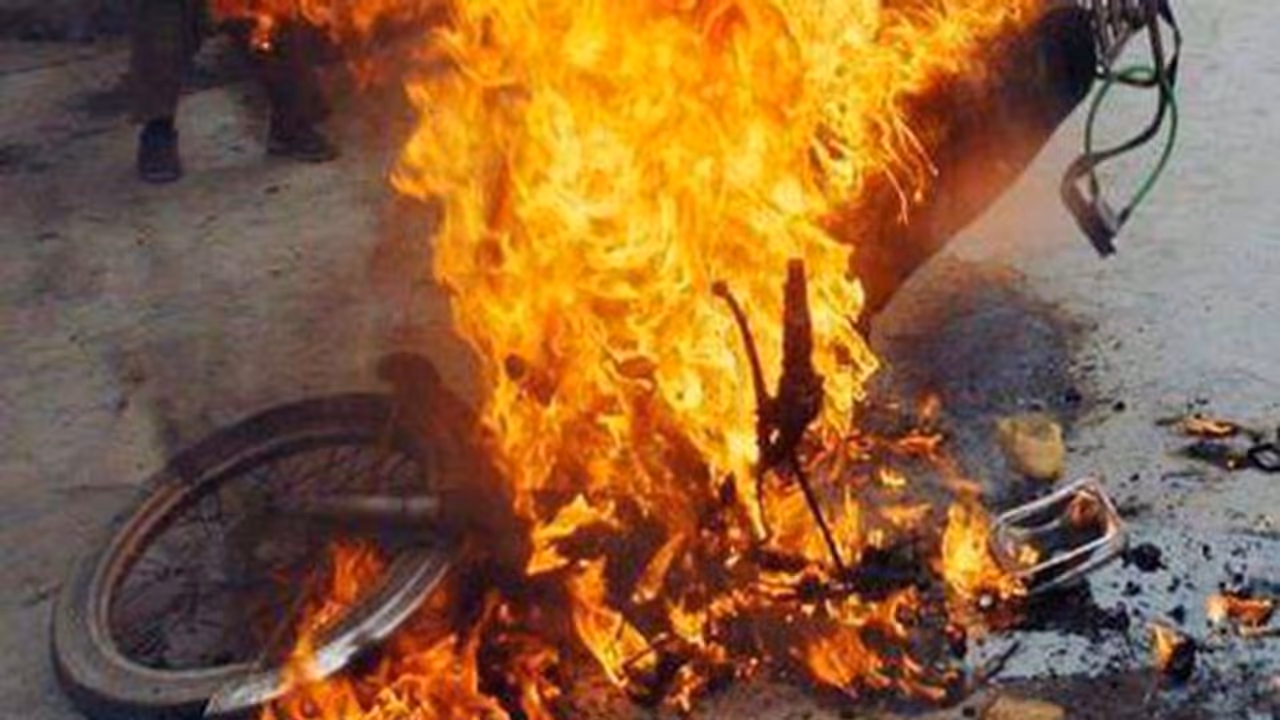 ड्रिंक एंड ड्राइव को लेकर कटा दिल्लीवाले का चालान, बीच सड़क पर लगा दी बाइक में आग ड्रिंक एंड ड्राइव को लेकर कटा दिल्लीवाले का चालान, बीच सड़क पर लगा दी बाइक में आग