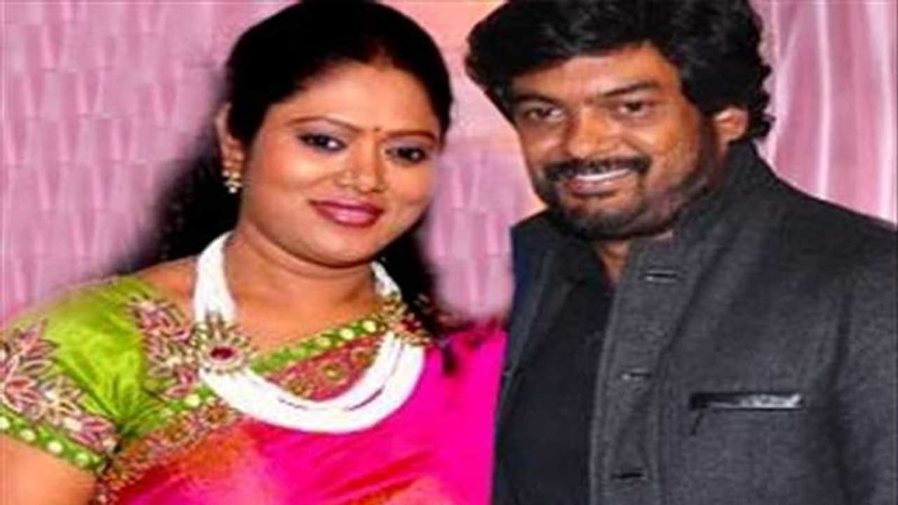 భార్యతో పూరి జగన్నాథ్ రొమాంటిక్ ఫోజు.. వైరల్ అవుతున్న పిక్!