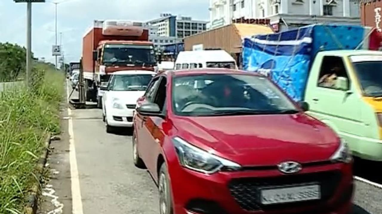 ചൊവ്വാഴ്ച മുതൽ ഏഴു ജില്ലകളിൽ സ്വകാര്യ വാഹനങ്ങൾ ഓടും, കോട്ടയത്തും ഇടുക്കിയിലും ഓട്ടോറിക്ഷകൾക്കും അനുമതി