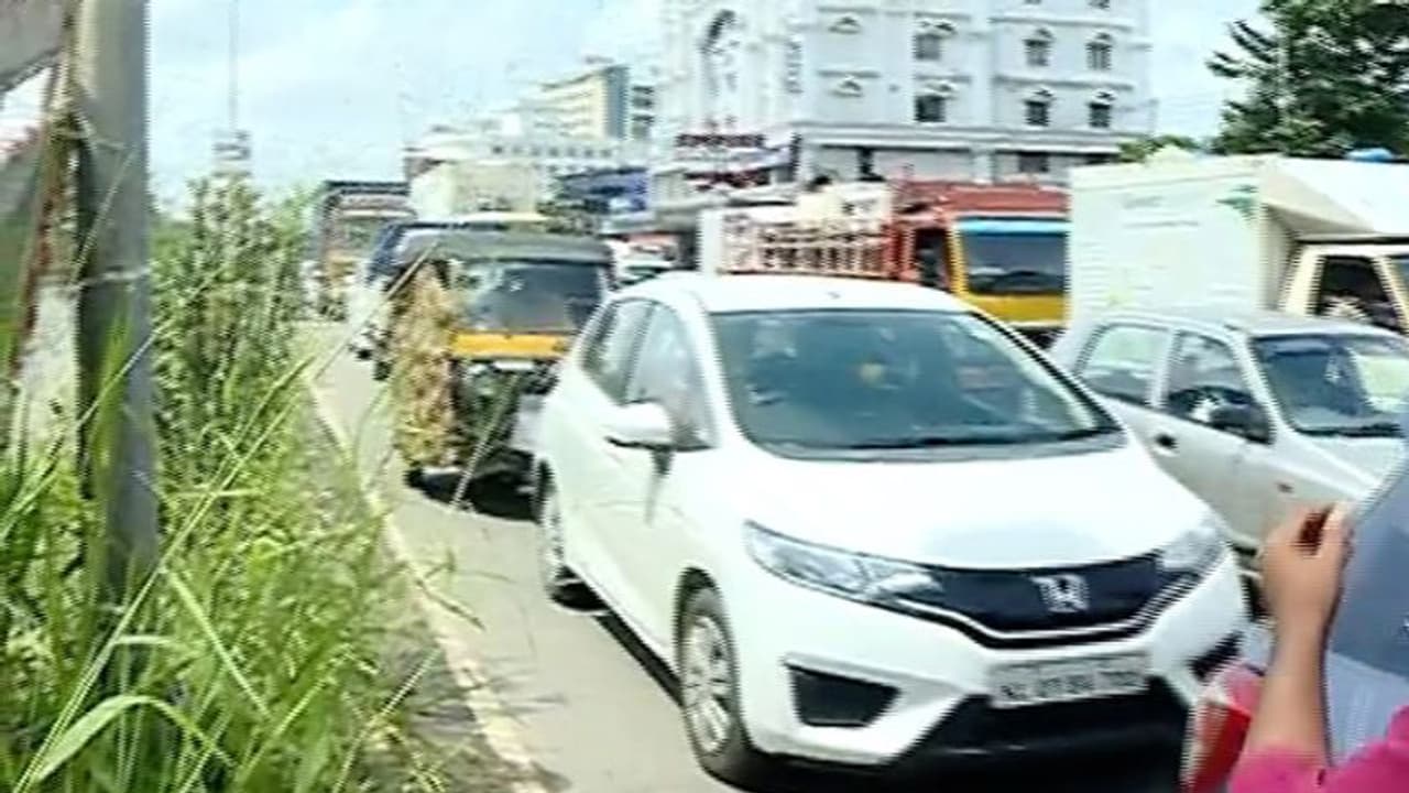 ഗതാഗത കുരുക്ക് കടക്കാന് 'എളുപ്പമാര്ഗ്ഗം സൈറണ്'; യുവാവിന് പിടി വീണു, പിഴയൊടുക്കി ഗതാഗത കുരുക്ക് കടക്കാന് 'എളുപ്പമാര്ഗ്ഗം സൈറണ്'; യുവാവിന് പിടി വീണു, പിഴയൊടുക്കി