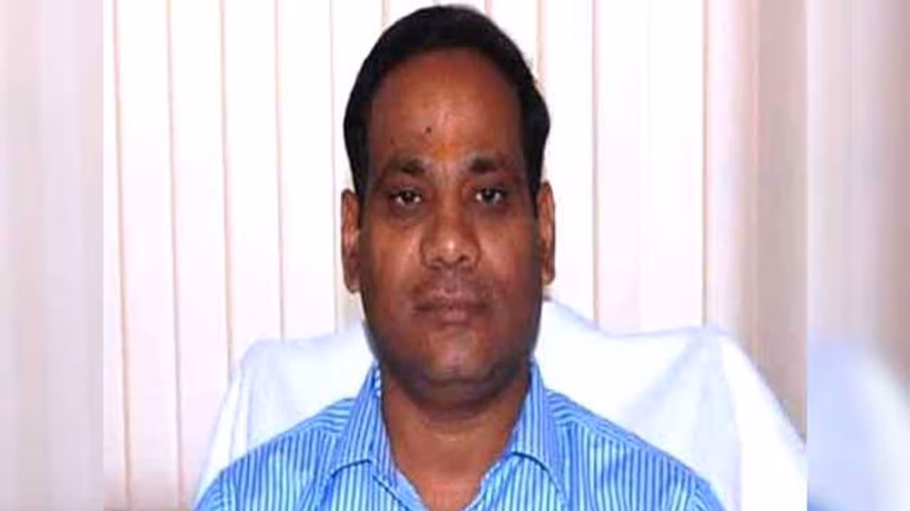 पत्नी की हत्या के आरोप में IAS उमेश सिंह के खिलाफ केस दर्ज, चचेरे भाई ने कहा नौकरी से निकाल दे सरकार पत्नी की हत्या के आरोप में IAS उमेश सिंह के खिलाफ केस दर्ज, चचेरे भाई ने कहा नौकरी से निकाल दे सरकार