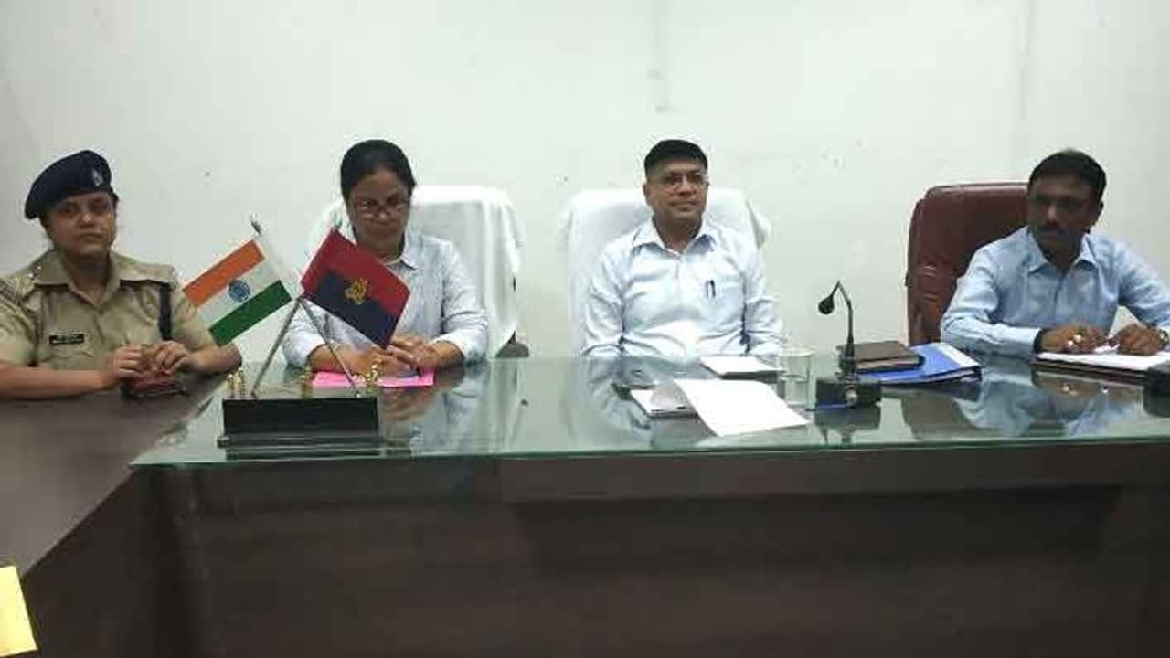 चिन्मयानंद केस : 16 अफसरों की SIT टीम पहुंची शाहजहांपुर, मॉनिटरिंग करेगी हाईकोर्ट की खास बेंच चिन्मयानंद केस : 16 अफसरों की SIT टीम पहुंची शाहजहांपुर, मॉनिटरिंग करेगी हाईकोर्ट की खास बेंच