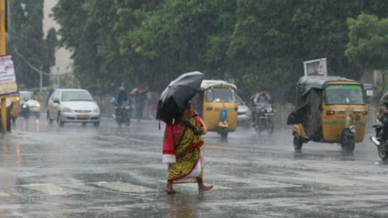 தமிழக மக்களே உஷார்.. நகர் பகுதிகளில் கனமழைக்கு வாய்ப்பு..!! தமிழக மக்களே உஷார்.. நகர் பகுதிகளில் கனமழைக்கு வாய்ப்பு..!!