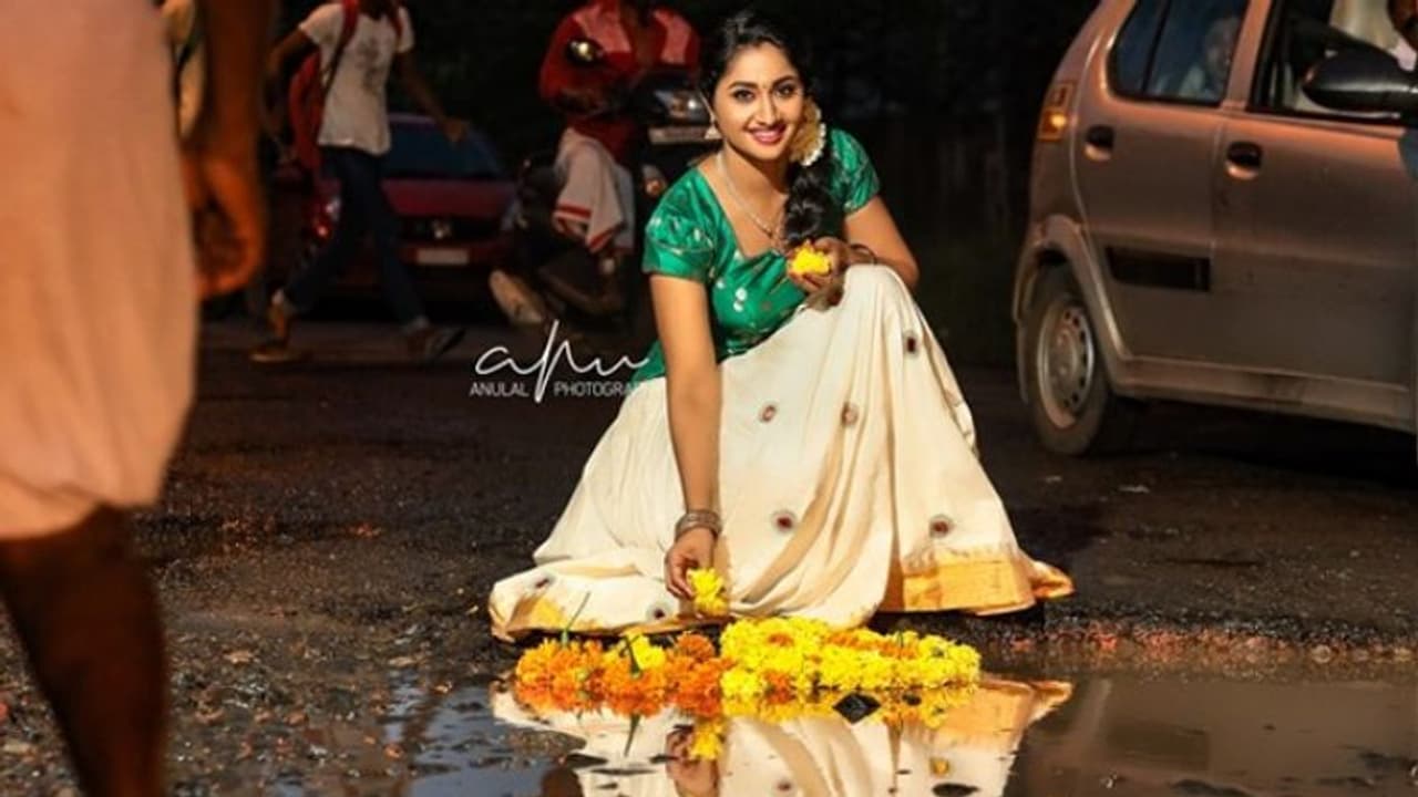 'ഓണത്തിന് റോഡില് പ്രതിഷേധ പൂക്കുളം'; ഏറ്റെടുത്ത് സോഷ്യല് മീഡിയ 'ഓണത്തിന് റോഡില് പ്രതിഷേധ പൂക്കുളം'; ഏറ്റെടുത്ത് സോഷ്യല് മീഡിയ