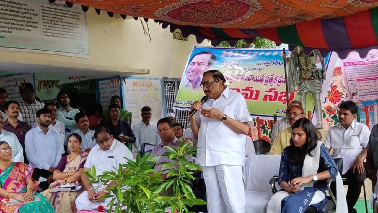 హుజూరాబాద్లో ఏం జరుగుతోంది?: ఈటల లేకుండానే గ్రామ సభ హుజూరాబాద్లో ఏం జరుగుతోంది?: ఈటల లేకుండానే గ్రామ సభ