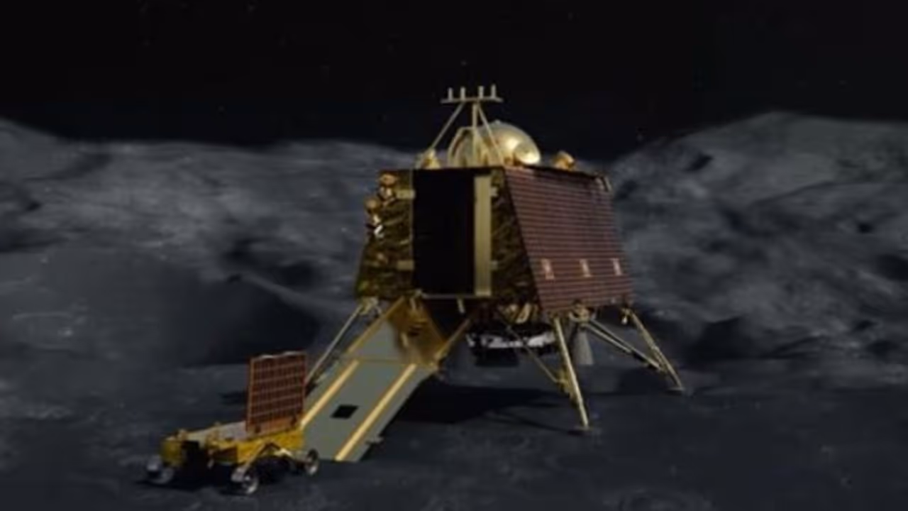 చంద్రయాన్ 2: చంద్రుడికి 2.1కి.మీ దూరంలోనే నిలిచిన విక్రమ్ ల్యాండర్, నో సిగ్నల్స్ చంద్రయాన్ 2: చంద్రుడికి 2.1కి.మీ దూరంలోనే నిలిచిన విక్రమ్ ల్యాండర్, నో సిగ్నల్స్