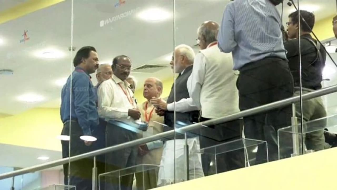 நிசப்தமான அந்த நிமிடம்.. அதிர்ச்சியில் உறைந்த விஞ்ஞானிகள்.. தைரியமூட்டிய பிரதமர் மோடி!!