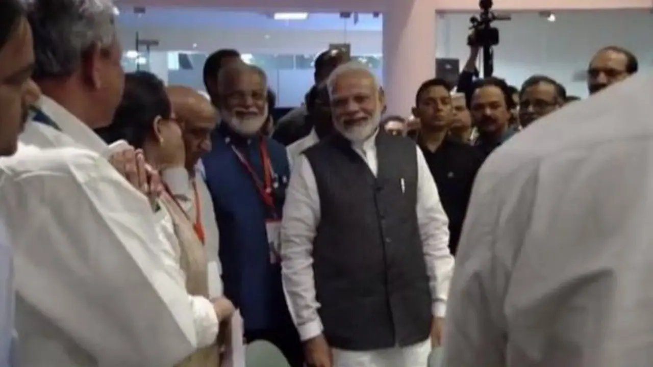 लैंडर से संपर्क टूटने से जब उदास हुए वैज्ञानिक, मोदी ने ये 5 बातें कह किया मोटिवेट लैंडर से संपर्क टूटने से जब उदास हुए वैज्ञानिक, मोदी ने ये 5 बातें कह किया मोटिवेट