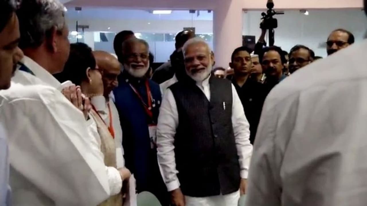 খোঁজ নেই বিক্রমের, সংকটের মুহূর্তে পরিবারের মাথা হয়ে উঠলেন প্রধানমন্ত্রী খোঁজ নেই বিক্রমের, সংকটের মুহূর্তে পরিবারের মাথা হয়ে উঠলেন প্রধানমন্ত্রী