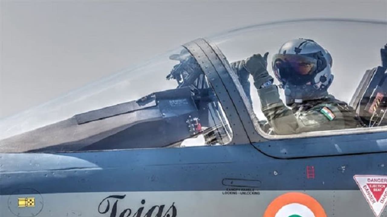 45 ஆயிரம் கோடிகள்… 83 தேஜஸ் போர் விமானங்கள் !! அதிரடிக்கு தயாராகும் மோடி !!