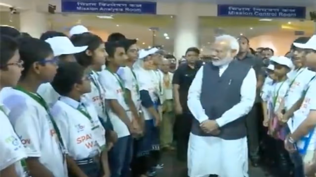 चंद्रयान 2 : इसरो सेंटर में एक बच्चे ने पूछा, सर हम अपने लक्ष्य को कैसे हासिल करें, तब मोदी ने दिया यह मंत्र