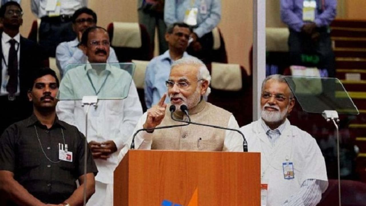 விக்ரம் லேண்டர் சிக்னல் கட் !! ஆறுதல் கூறிய மோடி ! உணர்ச்சிவசப்பட்டு கண்ணீர்விட்ட பெண் விஞ்ஞானிகள் !