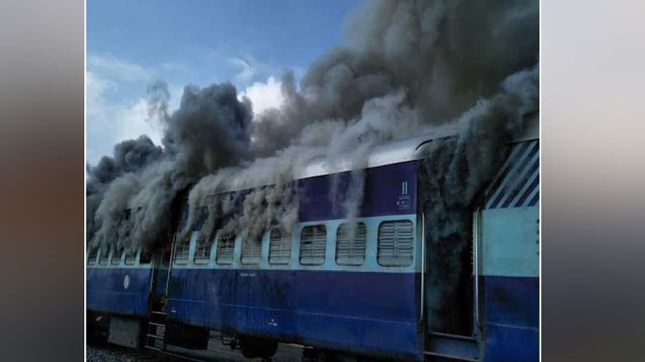 New Delhi: Fire breaks out in Chandigarh Kochuveli Express