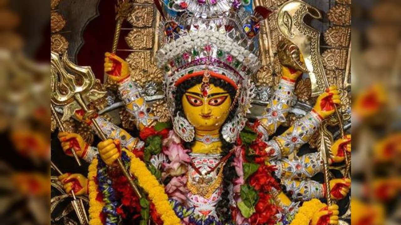 আজও নিষ্ঠার সঙ্গে হাটখোলার দত্ত বাড়িতে পূজিত হন মা, চালা ই বলে চণ্ডীর কাহিনী আজও নিষ্ঠার সঙ্গে হাটখোলার দত্ত বাড়িতে পূজিত হন মা, চালা ই বলে চণ্ডীর কাহিনী