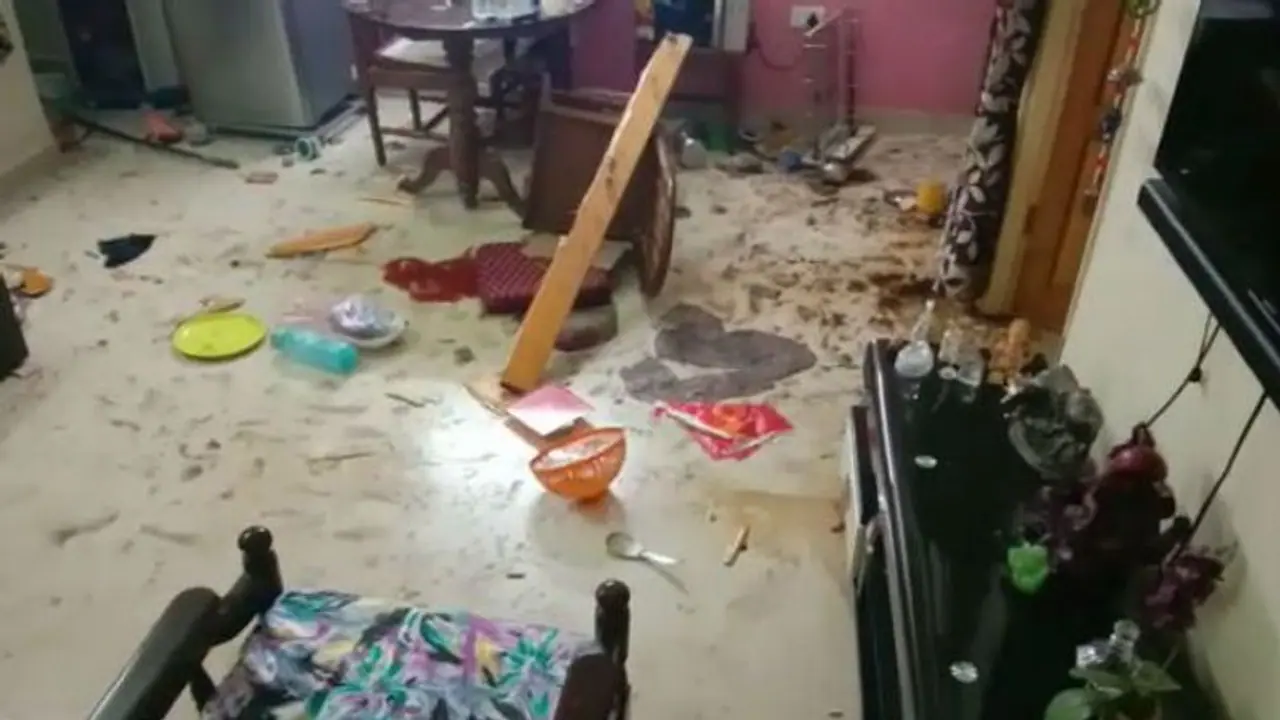 পুলিশকর্মীর বাড়িতে বিস্ফোরণ, অগ্নিদগ্ধ স্ত্রী, কেষ্টপুরে রহস্য পুলিশকর্মীর বাড়িতে বিস্ফোরণ, অগ্নিদগ্ধ স্ত্রী, কেষ্টপুরে রহস্য