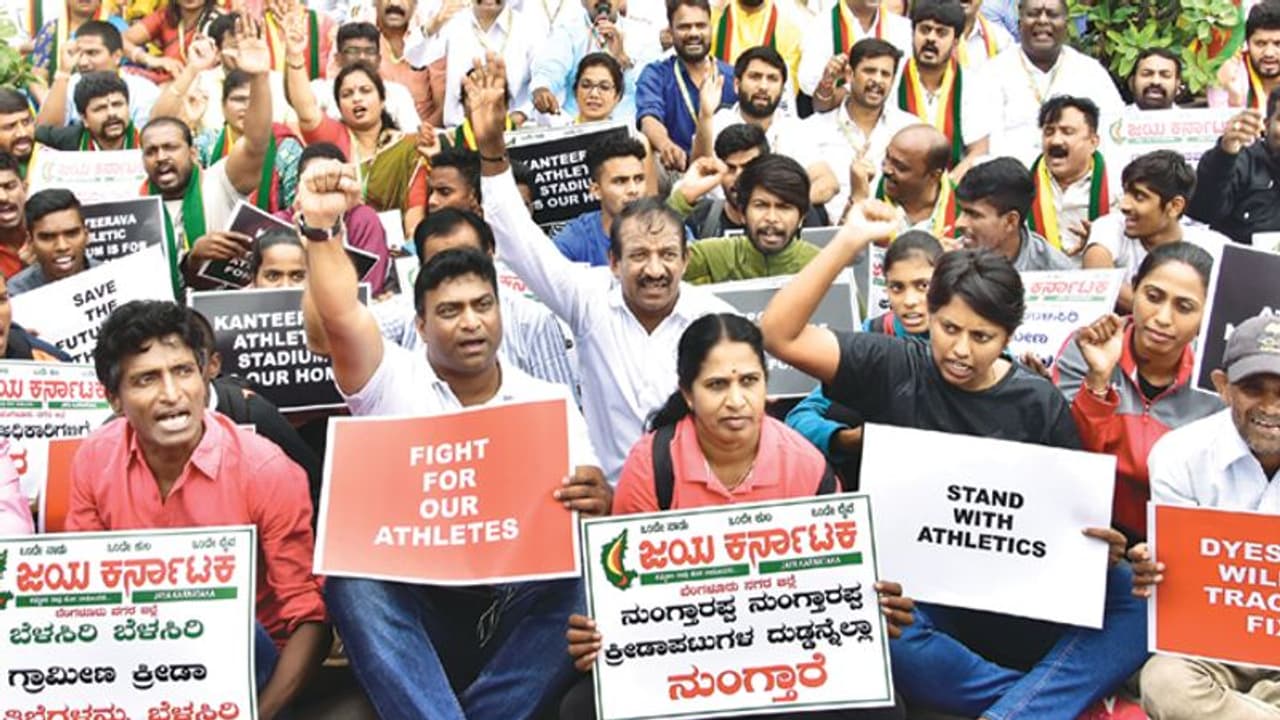 ಕಂಠೀರವದಲ್ಲಿ ಫುಟ್ಬಾಲ್ ವಿರೋಧಿಸಿ ಪ್ರತಿಭಟನೆ ಕಂಠೀರವದಲ್ಲಿ ಫುಟ್ಬಾಲ್ ವಿರೋಧಿಸಿ ಪ್ರತಿಭಟನೆ