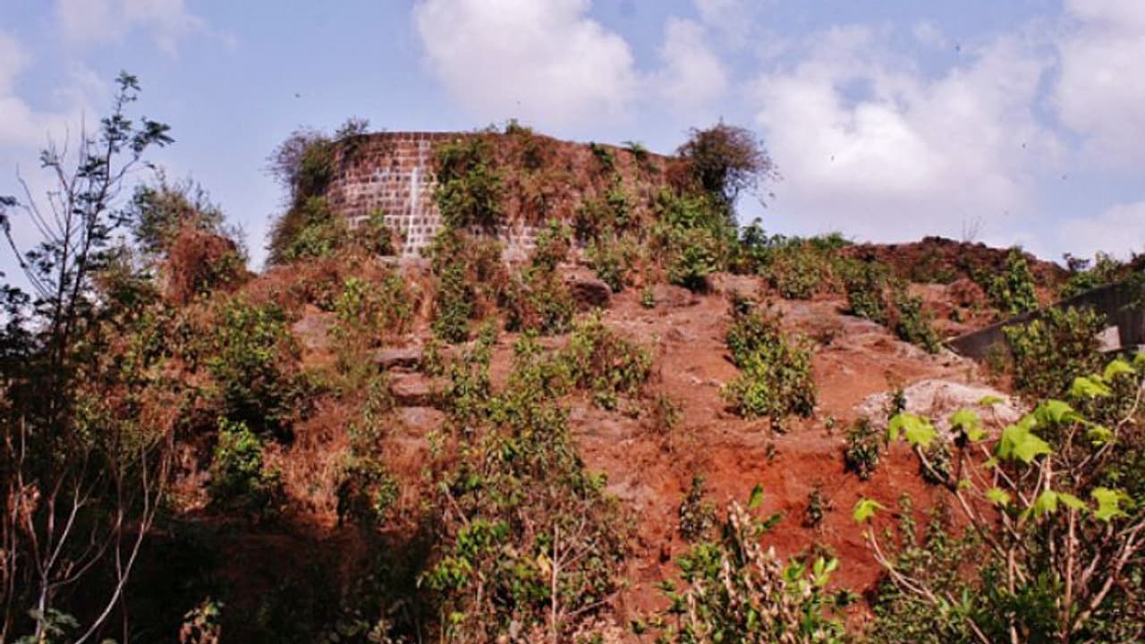 ঐতিহ্যবাহী কেল্লাকে ঘিরে গড়ে উঠবে হোটেল ব্যবসা, 'ইতিহাসের ক্ষতি' বলেছে সাধারণ মানুষ ঐতিহ্যবাহী কেল্লাকে ঘিরে গড়ে উঠবে হোটেল ব্যবসা, 'ইতিহাসের ক্ষতি' বলেছে সাধারণ মানুষ