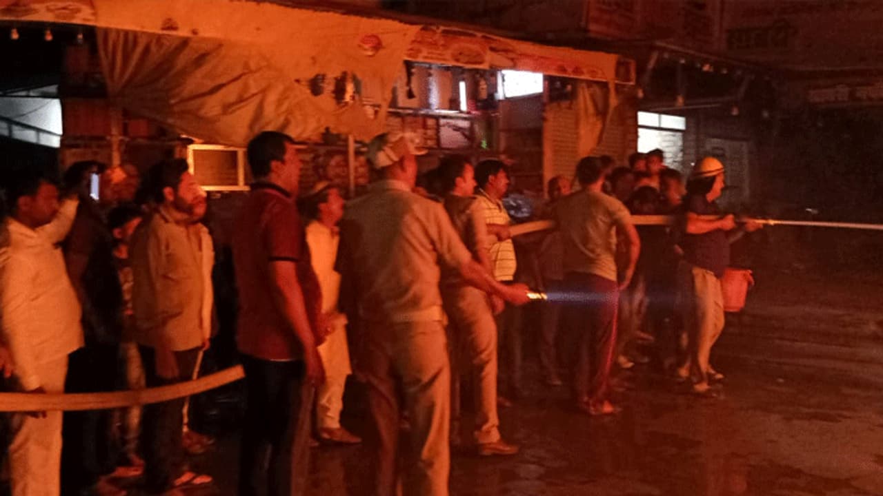 प्रेमी ने प्रेमिका के 3 मंजिला अपार्टमेंट को हिलाकर रख दिया, टूट गई खिड़कियां फूट गए शीशे प्रेमी ने प्रेमिका के 3 मंजिला अपार्टमेंट को हिलाकर रख दिया, टूट गई खिड़कियां फूट गए शीशे