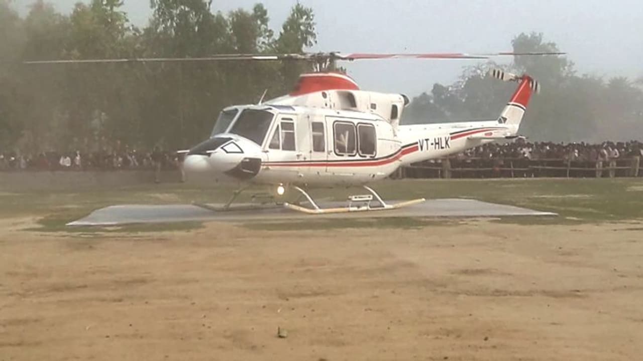 CM योगी के हेलीकॉप्टर को देखने मची भगदड़, भीड़ में दबकर एक शख्स की मौत CM योगी के हेलीकॉप्टर को देखने मची भगदड़, भीड़ में दबकर एक शख्स की मौत