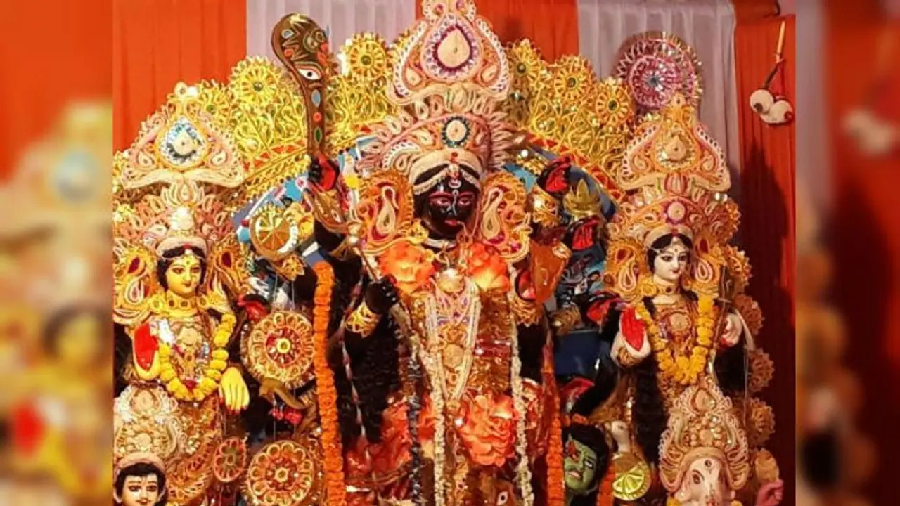 দেবী এখানে কেশবর্ণা, এমনই চিরাচরিত রীতি বহন করে চলেছে বেলেঘাটার ভট্টাচার্য পরিবার দেবী এখানে কেশবর্ণা, এমনই চিরাচরিত রীতি বহন করে চলেছে বেলেঘাটার ভট্টাচার্য পরিবার