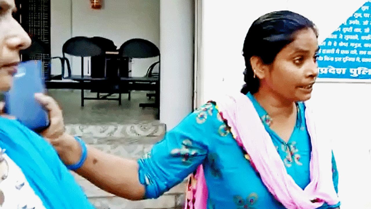 पिस्टल लेकर SP ऑफिस पहुंची एक महिला, बोली पति मेरा रेप करवाना चाहता है पिस्टल लेकर SP ऑफिस पहुंची एक महिला, बोली पति मेरा रेप करवाना चाहता है