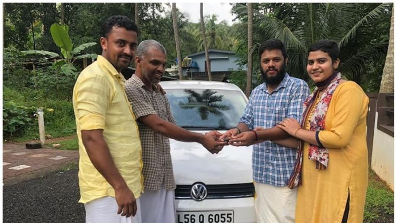 പ്രണയം കൊണ്ട് ക്യാന്സറിനെ തോല്പ്പിച്ചു, ദുരിതബാധിതര്ക്കായി ബുള്ളറ്റ് വിറ്റു; സച്ചിനും ഭവ്യക്കും സ്നേഹസമ്മാനം പ്രണയം കൊണ്ട് ക്യാന്സറിനെ തോല്പ്പിച്ചു, ദുരിതബാധിതര്ക്കായി ബുള്ളറ്റ് വിറ്റു; സച്ചിനും ഭവ്യക്കും സ്നേഹസമ്മാനം