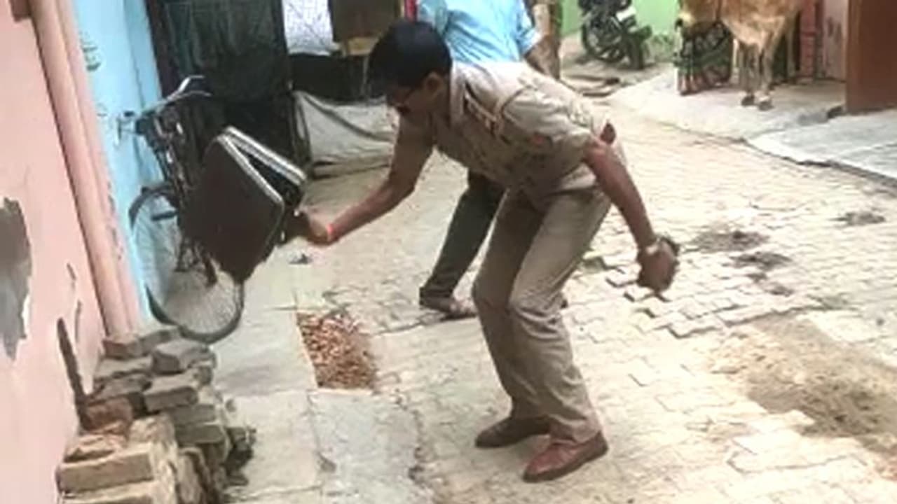 गणेश पंडाल के पास मिली लावारिस अटैची, खुलते ही लोगों ने लगाए गणपति बप्पा मोर्या के नारे गणेश पंडाल के पास मिली लावारिस अटैची, खुलते ही लोगों ने लगाए गणपति बप्पा मोर्या के नारे