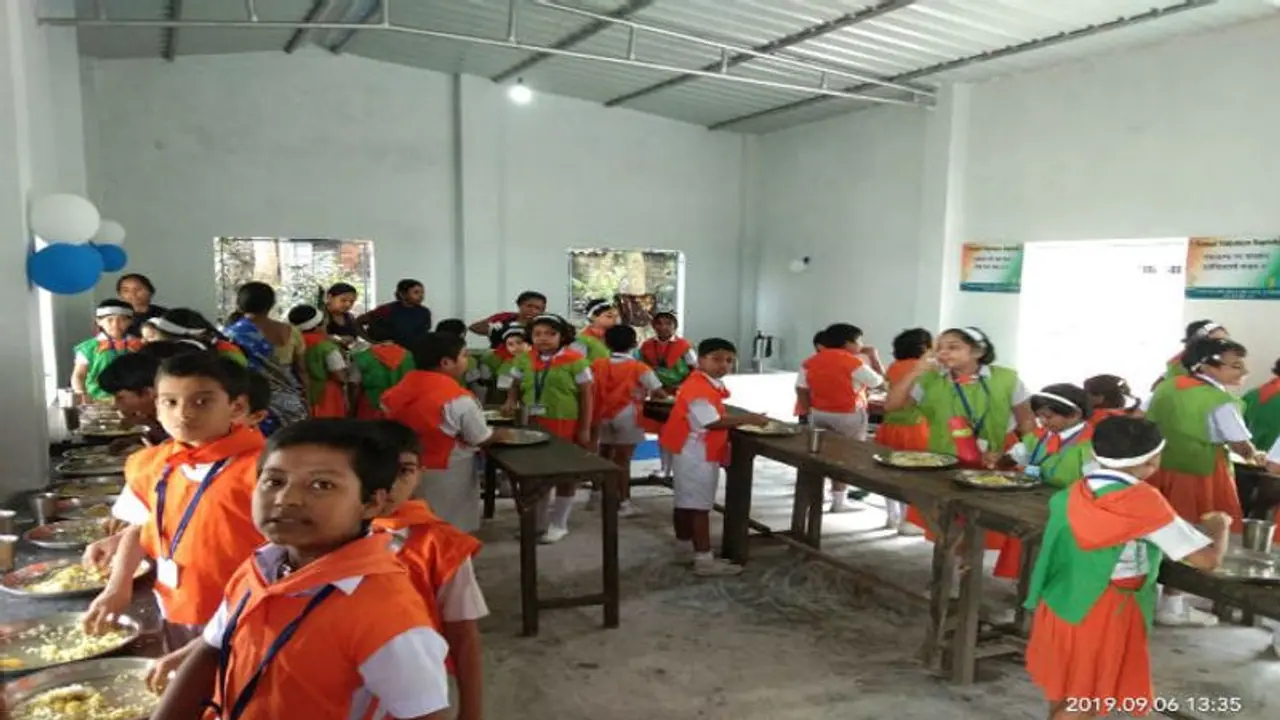 ডাইনিং হল অ্যাপ্রন পরে মিড ডে মিল, পথ দেখাল হুগলির স্কুল ডাইনিং হল অ্যাপ্রন পরে মিড ডে মিল, পথ দেখাল হুগলির স্কুল