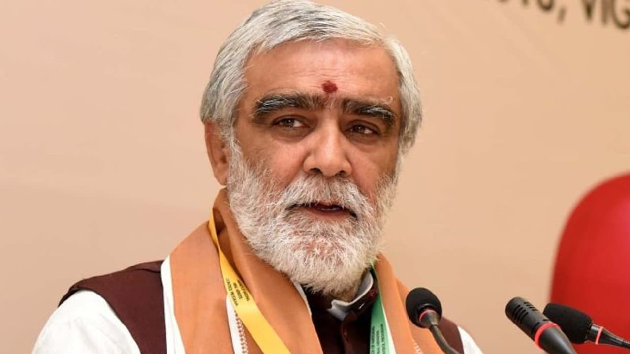 కేంద్రమంత్రికి తప్పిన పెను ప్రమాదం.. కాన్వాయ్ లో వాహనం బోల్తా.. పలువురికి తీవ్రగాయాలు కేంద్రమంత్రికి తప్పిన పెను ప్రమాదం.. కాన్వాయ్ లో వాహనం బోల్తా.. పలువురికి తీవ్రగాయాలు