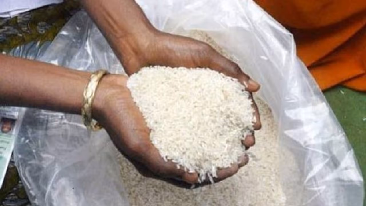 ಕಾಲು ಕೆಜಿ ಬೇಳೆಯಲ್ಲಿ ತಿಂಗಳು ಪೂರ್ತಿ ಸಾಂಬಾರು, ಹುಳ ತುಂಬಿದ ಅಕ್ಕಿ, ಬೆಳೆಯಲ್ಲೇ ಅಡುಗೆ