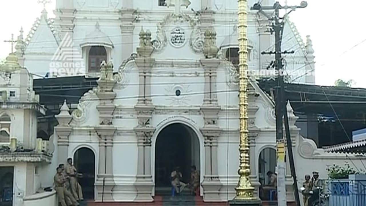 കണ്ടനാട് പള്ളിത്തർക്കം: സെന്റ് മേരീസ് പള്ളിക്ക് പുറത്ത് പ്രാർത്ഥനക്ക് ശ്രമിച്ച് യാക്കോബായ വിഭാഗം കണ്ടനാട് പള്ളിത്തർക്കം: സെന്റ് മേരീസ് പള്ളിക്ക് പുറത്ത് പ്രാർത്ഥനക്ക് ശ്രമിച്ച് യാക്കോബായ വിഭാഗം