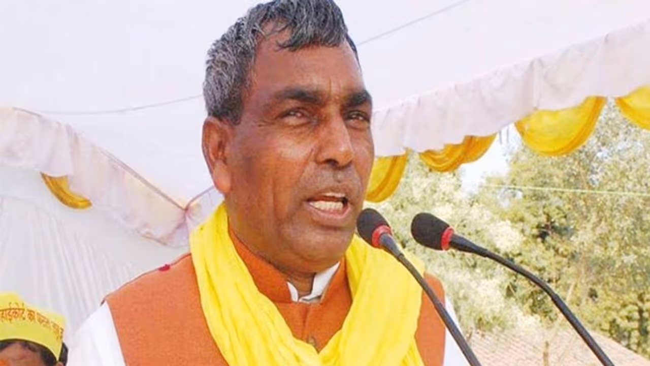 BJP सरकार में शामिल हैं दंगाई तो कैसे होगा दंगा...योगी सरकार से निकाले गए मंत्री ने दिया बयान BJP सरकार में शामिल हैं दंगाई तो कैसे होगा दंगा...योगी सरकार से निकाले गए मंत्री ने दिया बयान