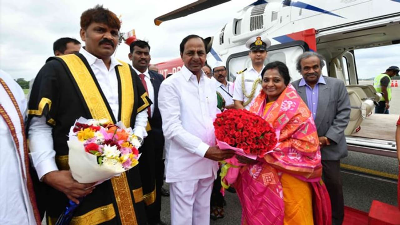 సౌందరరాజన్‌కు కేసీఆర్ ఘనస్వాగతం