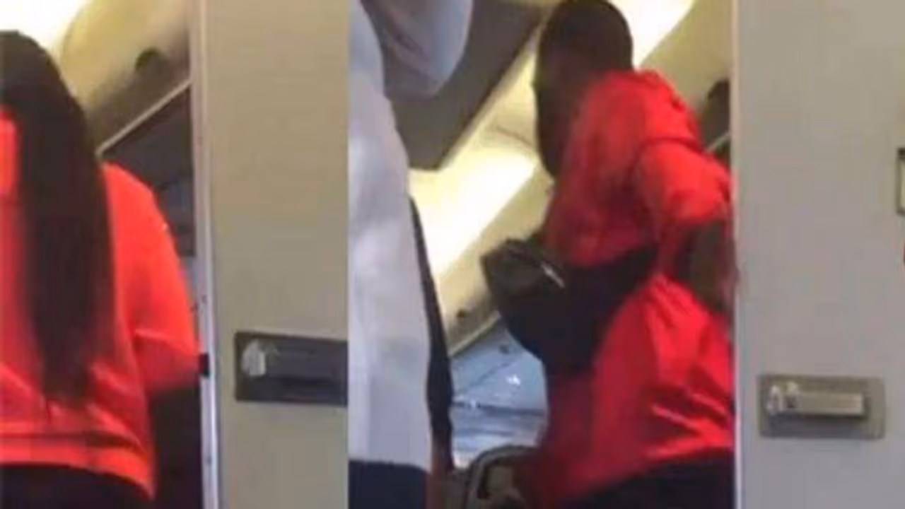 फ्लाइट की बाथरूम में अश्लीलता का वीडियो