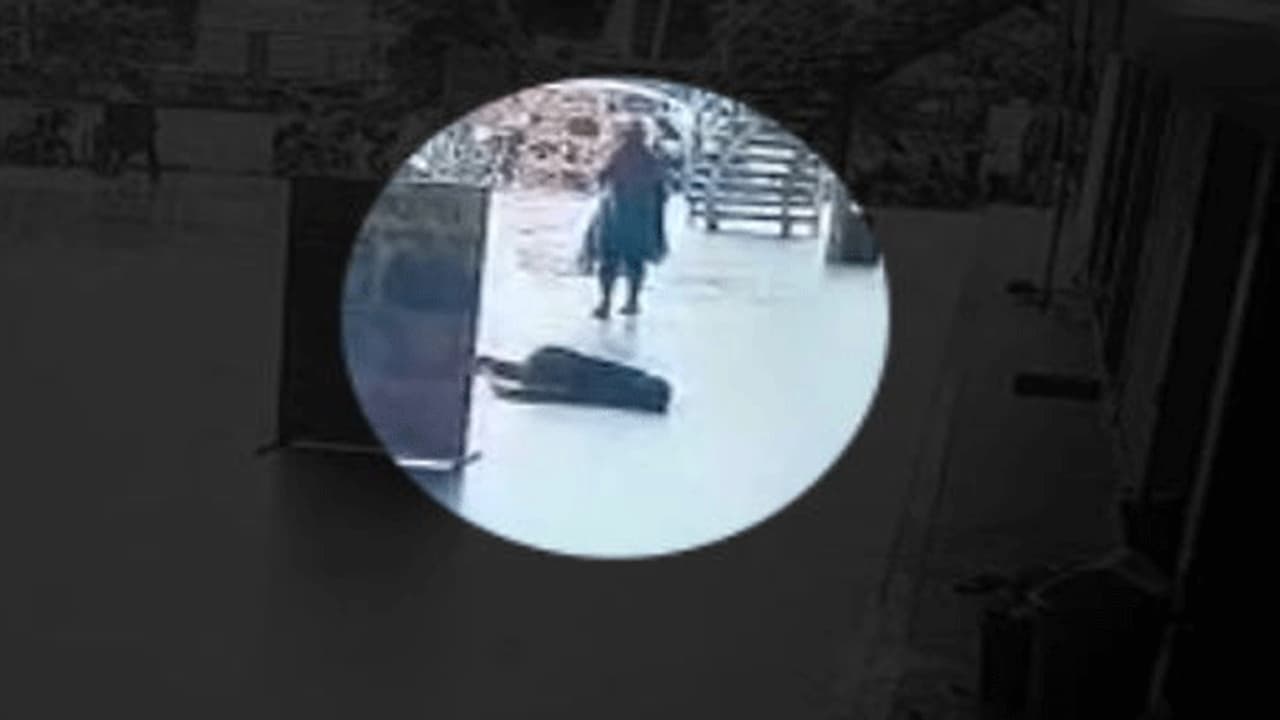 पुलिस और लोगों के लिए पहेली बना एक युवक, पहले माइकल जैक्शन स्टाइल में डांस, फिर खौफनाक कदम... पुलिस और लोगों के लिए पहेली बना एक युवक, पहले माइकल जैक्शन स्टाइल में डांस, फिर खौफनाक कदम...