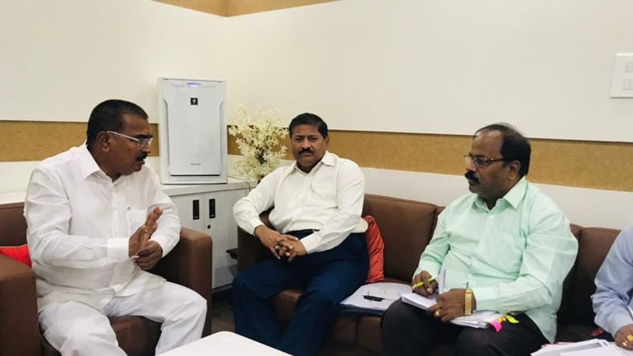 అధిక ధరకు యూరియాను విక్రయిస్తే చర్యలు: మంత్రి నిరంజన్ రెడ్డి అధిక ధరకు యూరియాను విక్రయిస్తే చర్యలు: మంత్రి నిరంజన్ రెడ్డి