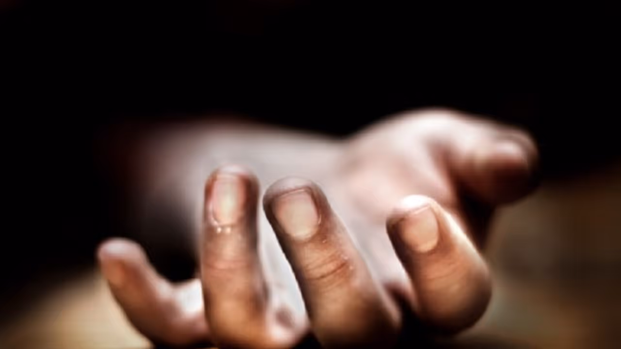 భార్య, కూతురిని హత్యచేసి.... తాను ఆత్మహత్య