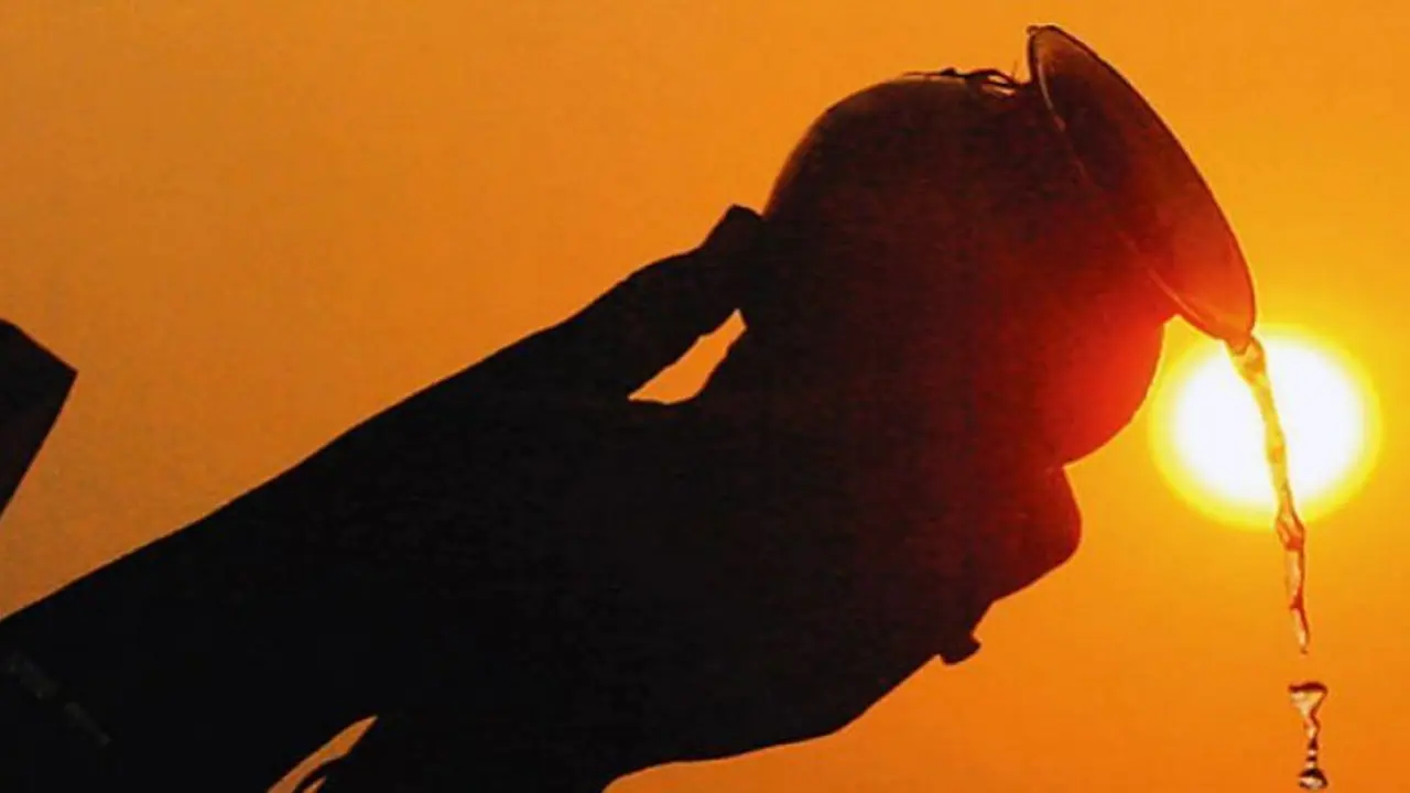 ಬೆಳಿಗ್ಗೆ ಎದ್ದೊಡನೆ ಸೂರ್ಯನಿಗೆ ನೀರನ್ನು ಅರ್ಪಿಸುವುದೇಕೆ? ಹೇಗೆ? ಬೆಳಿಗ್ಗೆ ಎದ್ದೊಡನೆ ಸೂರ್ಯನಿಗೆ ನೀರನ್ನು ಅರ್ಪಿಸುವುದೇಕೆ? ಹೇಗೆ?