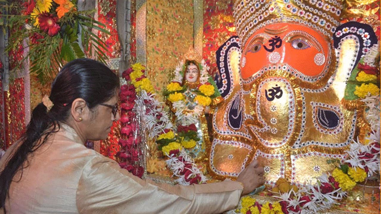 इस मंदिर में 1 दिन मुस्लिम करते हैं बप्पा की आरती, अनोखे तरीके से मांगी मन्नत होती है पूरी इस मंदिर में 1 दिन मुस्लिम करते हैं बप्पा की आरती, अनोखे तरीके से मांगी मन्नत होती है पूरी