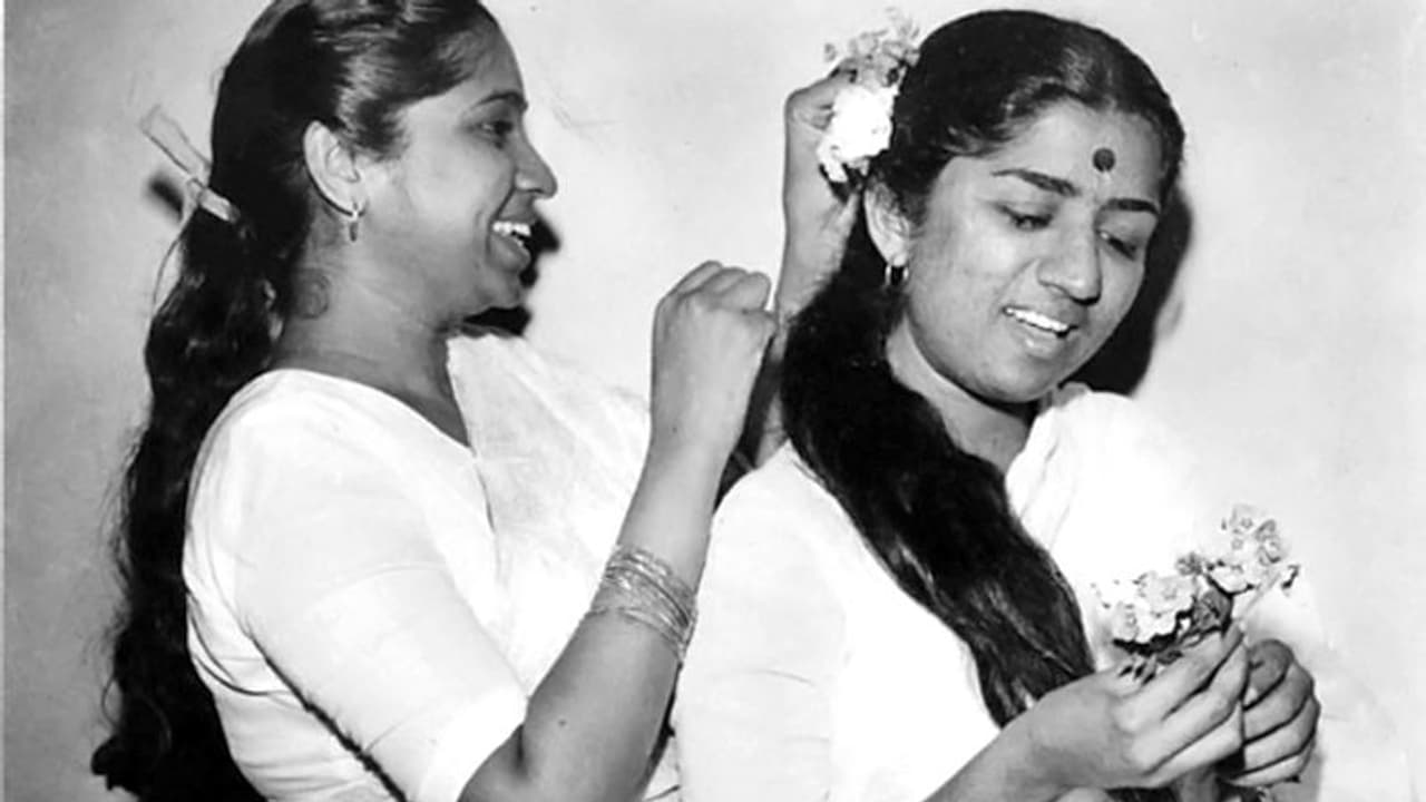 Lata Mangeshkar और आशा भोंसले के बीच इस वजह से बढ़ी थी दूरी, बड़ी बहन पर लगे थे तरक्की से जलने के आरोप