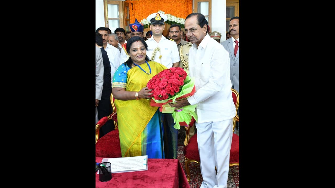 ఒకే దెబ్బకు రెండు పిట్టలు: తమిళిసైకి కేసీఆర్ కౌంటర్!