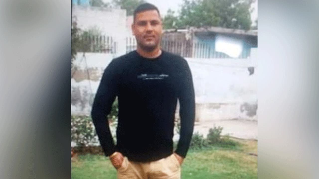 PM मोदी की रैली में ड्यूटी पर गए पुलिसकर्मी की रहस्यमय तरीके से हत्या, जानिए क्या है पूरा मामला PM मोदी की रैली में ड्यूटी पर गए पुलिसकर्मी की रहस्यमय तरीके से हत्या, जानिए क्या है पूरा मामला