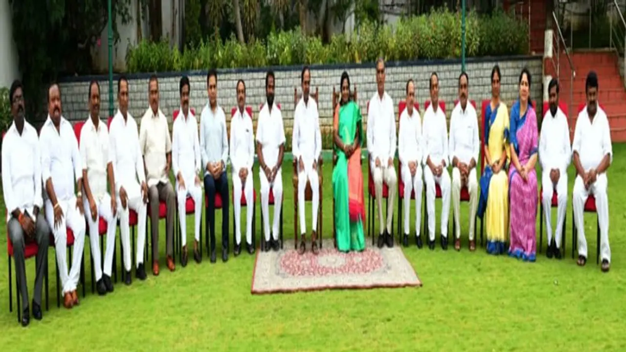 హరీష్కు పెద్దపీట: కొత్త మంత్రుల శాఖలివే హరీష్కు పెద్దపీట: కొత్త మంత్రుల శాఖలివే